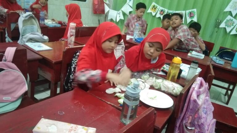 Kerupuk Jadi Media Belajar: Cara Asyik Anak Kelas 3 Memahami Perkalian & Pembagian