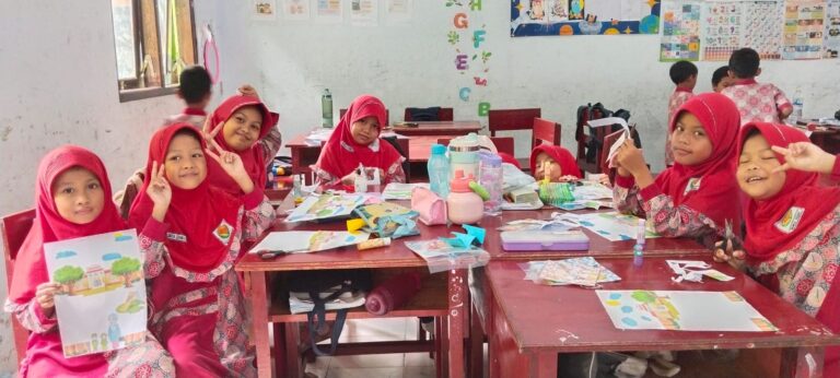 Seni yang Berbicara: Kreativitas Tanpa Batas Siswa SDIT Nurul Izzah dalam Karya Kolase