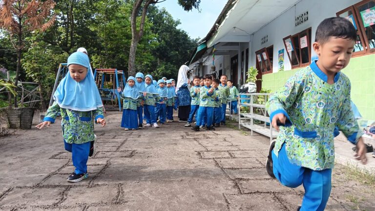 Bukan Sekadar Melompat! Intip Serunya Cara Siswa RA Plus Nurul Izzah Belajar Sabar dan Sportif
