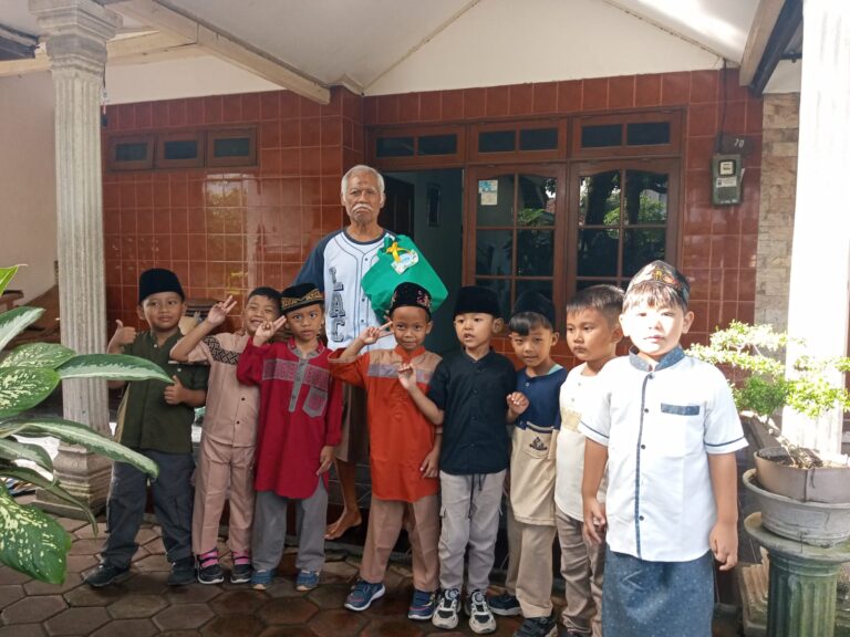 Menebar Senyum: Potret Ceria Siswa RA Plus Nurul Izzah Bagikan Sembako untuk Warga