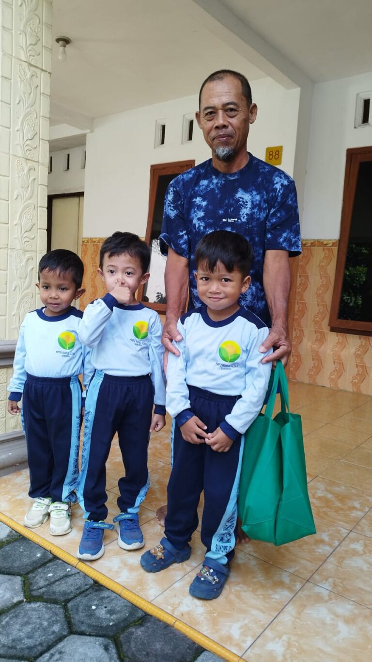 Tebar Senyum untuk Tetangga: Serunya Aksi Berbagi Santri Cilik KB IT Nurul Izzah