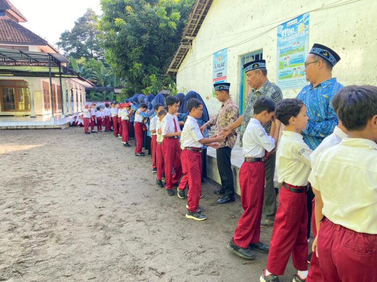 Semarak Hari Pertama Sekolah: Intip Hangatnya Tradisi Lebaran dan Halalbihalal di SDIT Nurul Izzah