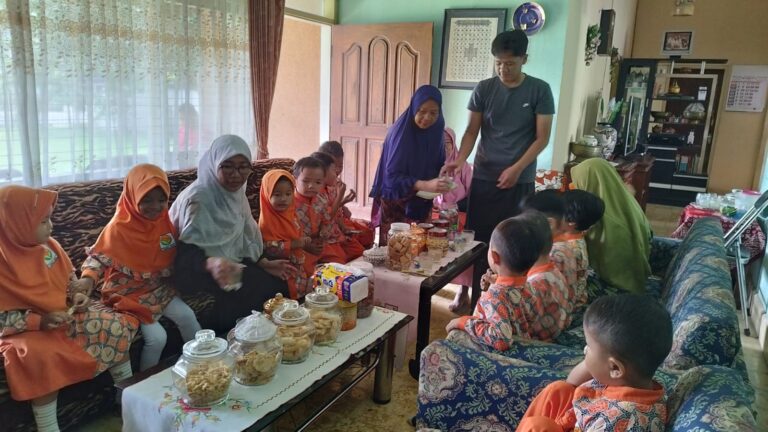 Potret Gemas Santri KB IT Nurul Izzah Keliling Kampung: Belajar Adab Bertamu di Momen Lebaran