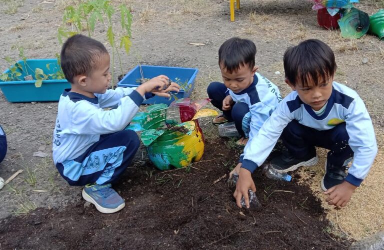 Pekan “Aku Sayang Bumi”: Menyulap Barang Bekas dan Menanam Kebaikan di KB IT Nurul Izzah