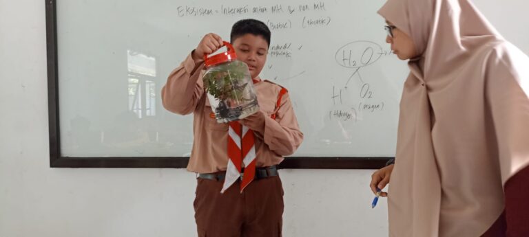Belajar Lebih Nyata: Siswa SMP IT Nurul Izzah Ciptakan Keseimbangan Alam dalam Toples