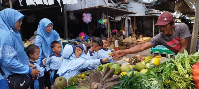 Dari Kelas Menuju Pasar Gurah: Serunya Praktik Jual Beli Siswa KB & RA Plus Nurul Izzah