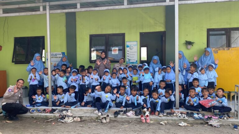 Pagi Penuh Ceria di Nurul Izzah: Kunjungan Spesial Kepolisian Bawa Pesan Moral dan Banjir Hadiah!
