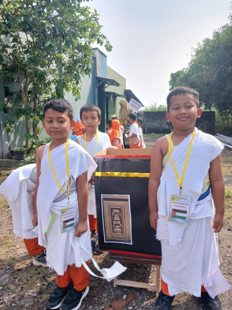 Belajar Haji Sambil Mengenal Pesawat, Keseruan Santri Cilik RA Plus Nurul Izzah Kediri