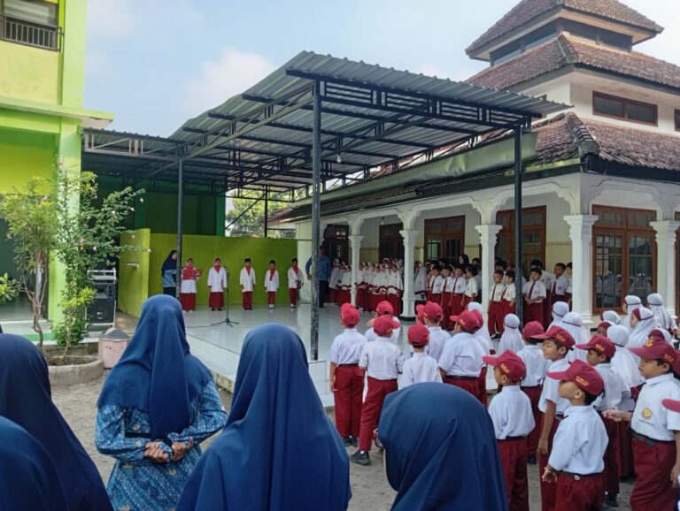 Belajar Disiplin dan Percaya Diri, Siswa Kelas 3 Hasyim Jadi Petugas Upacara