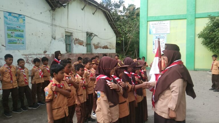 Tanamkan Karakter Tangguh, SDIT Nurul Izzah Gurah Lantik 10 Pramuka Siaga Tata