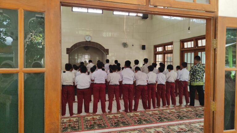 Fondasi Karakter Masa Depan: Cara SDIT Nurul Izzah Membiasakan Kedisiplinan Sholat 5 Waktu