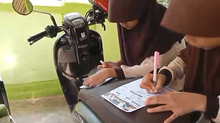 Berburu Angka di Parkiran Sekolah: Belajar Urutan Bilangan Cacah Lewat Plat Nomor Kendaraan