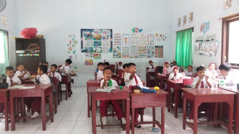 Dukung Kesehatan dan Prestasi Siswa, SDIT Nurul Izzah Sukses Gelar Program Pemberian Obat Cacing Bersama PKM Gurah